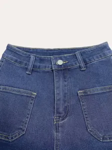 Primo piano dettagliato della cintura e delle tasche di pantaloncini di jeans blu.