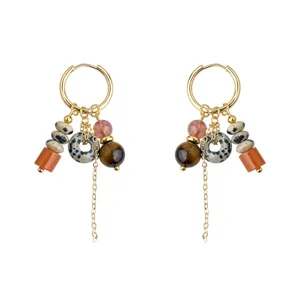 Detailansicht handgemachter Vintage Naturstein Tigerauge Quasten Ohrringe mit ethnic design.