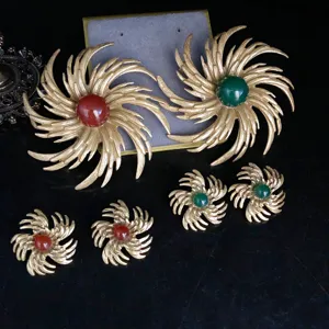 Vintage retro gold plated red green agate swirl brooch earrings detail set elegant jewelry