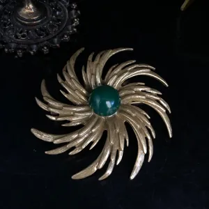 Vintage gold-plated swirl brooch with green agate stone, elegant elegant retro costume jewelry pin.