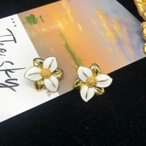 Orecchini a fiore smaltati vintage con finitura oro lucido, stile antico elegante.