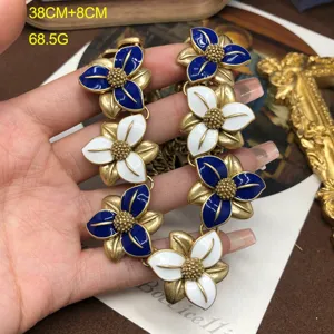 Collana di fiori smalto vintage, gioielli floreali blu bianco, elegante catena maglione oro antico.