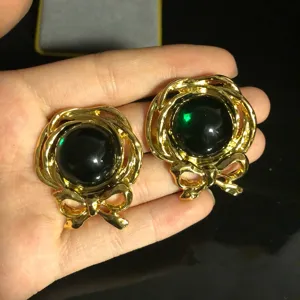 Elegante Vintage Palast Stil Gold Ohrringe mit dunklem Cabochon Stein und Schleifen Design