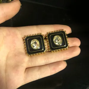 Elégantes boucles d'oreilles carrées rétro style vintage avec émail noir et cristal.