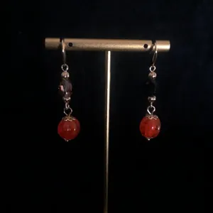 Vintage Stil Kuerbis Glasperle Ohrringe Detail Ansicht elegantes Schmuckstueck Design.