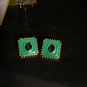 Boucles d'oreilles émail vert carré style rétro vintage avec pierre précieuse ovale brillante.
