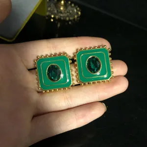 Boucles d'oreilles carrées émail vert vintage perles dorées et pierre précieuse détail
