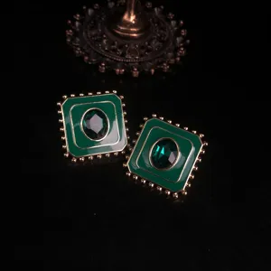 Vue détaillée de boucles d'oreilles clous émail vert carré style cour vintage bordure dorée.