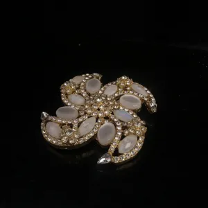 Antik goldfarbene Strass und weiße Cabochon Brosche, elegante Kristall Anstecknadel.