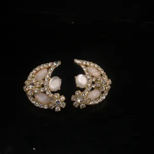 Detaillierte Nahaufnahme vintage goldener Mond Strass Ohrringe mit funkelnden Kristallen.
