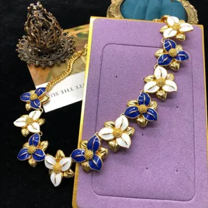 Collana vintage con fiori in smalto blu e bianco color oro dettaglio gioiello moda