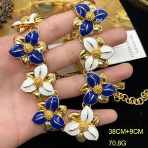 Collana con fiori smaltati blu e bianco vintage, elegante catena maglione dorata da donna.