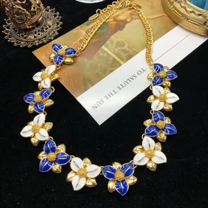 Collana di fiori in smalto blu e bianco vintage, elegante gioiello con catena d'oro.