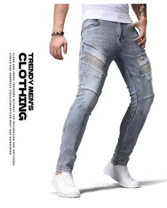 Jeans ajustados de motorista para hombre con paneles de canalé, vaqueros claros desgastados.