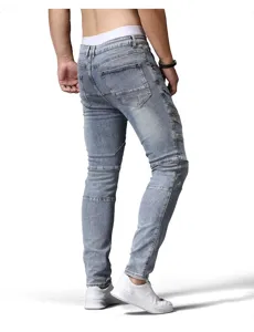 Jeans de mezclilla vaqueros estilo motero azul claro desgastado slim para hombre moda.