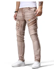 Jeans biker hombre marron desgastado, corte slim, pantalon denim con detalles plisados.