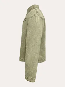 Gedetailleerd zijaanzicht van olijfgroen spijkerjack voor heren met klassiek en sterk ontwerp.