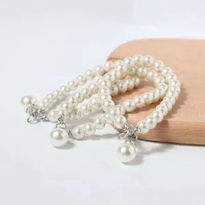 Perlentasche Kette Detail mit glatten Perlen und Metallverschlüssen für Taschenzubehör.