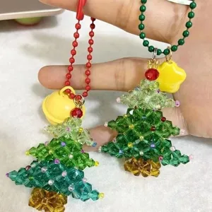 Porte-clés sapin de Noël en cristal fait main pendentif perlé pour sacs et décoration auto.