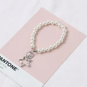 Breloque de téléphone en perles avec pendentif étoile argentée vue de détail quotidien