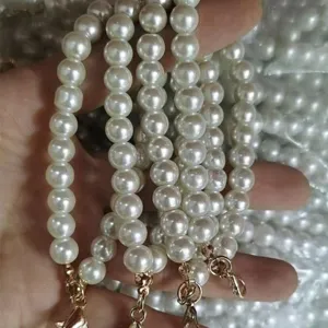 Perlen Handyketten Detailansicht, elegante Perlenkordel fuer Handyhuetchen und Schluesselanhaenger.