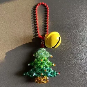 Vue détaillée du porte-clés sapin de Noël en cristal, charm en perles fait main pour sacs.
