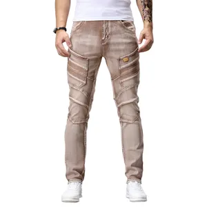 Vaqueros de motorista marrones para hombre con corte ajustado y un diseño de patchwork.
