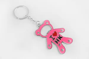 Gros plan détaillé du porte-clés en métal ours rose strass, montrant des cristaux et une finition.