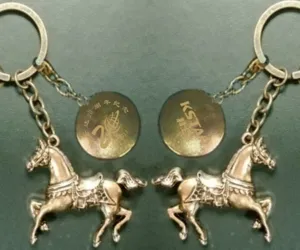 Metal horse keychain with round commemorative tag, creative accessory for car keys and bags.