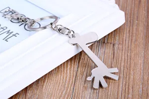 Zinc alloy giraffe keychain detail view, featuring durable metal plating, keyring and clasp.