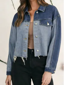 Detail van cropped colorblock spijkerjas voor dames, met reverskraag en chique metalen knopen.
