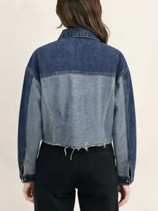 Achterdetail van de dames denimjas met contrasterend patchworkontwerp en gerafelde zoom.