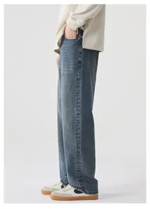 Vista laterale dei jeans in denim blu lavato vintage con vestibilità ampia e comoda.