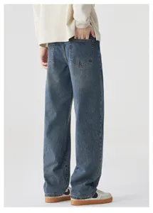 Vista dettagliata delle tasche posteriori e della tintura sui jeans in denim ampio.