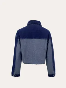 Achterkant van een tweekleurig cropped denim jack met rafelige zoom en klassieke kraag.
