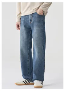 Vista dettagliata dei jeans in denim blu lavato vintage con vestibilità dritta per tutti.