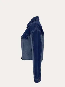 Dames denim jas zonder stretch, kleurenblok, zijaanzicht detail met kraag en rafelzoom.