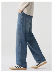 Jeans in denim ampio e largo blu scuro lavato stile retrò da uomo e donna vista dettaglio.
