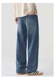 Vista dettagliata del jeans baggy ampio gamba dritta blu lavaggio vintage da dietro.