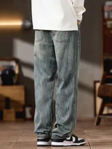 Retro washed loose straight leg jeans for men, casual denim trousers with vintage look.