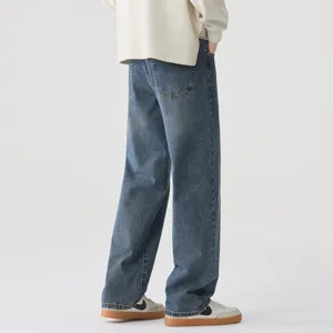 Jeans in denim dallavaggio blu scuro ampio dritto stile vintage high street per uomo e donna.