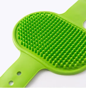 Detailansicht der grünen Silikon Haustierbürste mit weichen Massageborsten und verstellbarem Gurt.