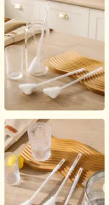 Vue détaillée de la brosse à bouteille en silicone, outil flexible pour tasses et biberons.