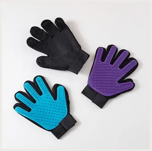 Detailaufnahme von Tierpflegehandschuhen mit weichen Silikonnoppen und atmungsaktivem Mesh.