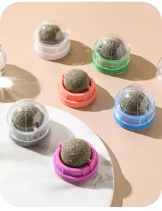 Détail de balle d'herbe à chat avec jouet pivotant coloré pour nettoyer les dents.
