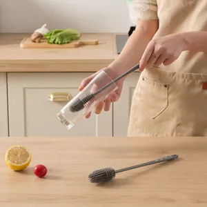 Brosse à bouteille en silicone à long manche pour cuisine, outil de nettoyage gris foncé polyvalent.