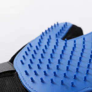 Haustier-Pflegehandschuh mit weichen Silikonnoppen fur sanfte Fellpflege und Massage.