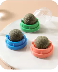 Gros plan de balles d'herbe à chat colorées avec bases en plastique rotatives et couvercle.