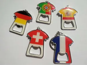 Primo piano dettagliato di apribottiglie in metallo a forma di maglia con bandiere.