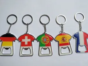 Portachiavi apribottiglie a forma di maglia da calcio in metallo, anelli bandiera.